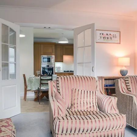 度假居 Six The Hollies