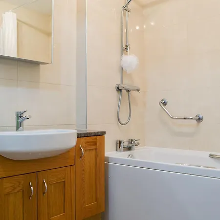 度假居 Six The Hollies