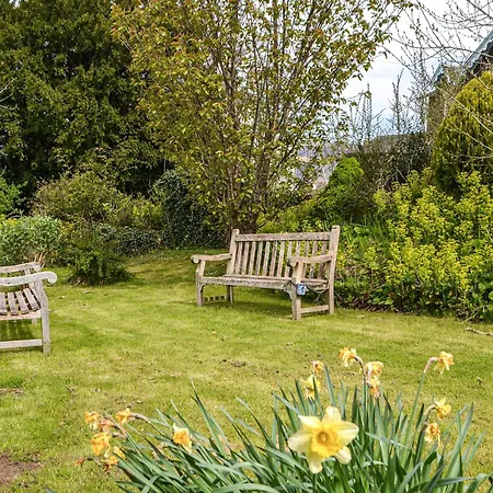 Six The Hollies Holiday home